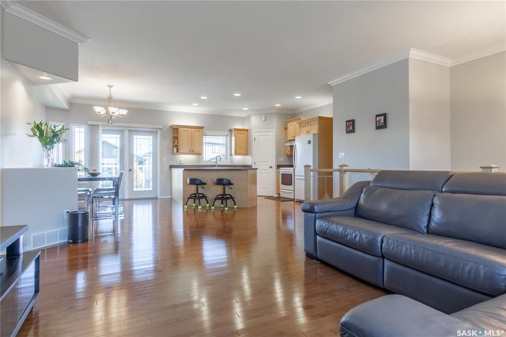 Silverspring小区最优路段之一，背靠公园步道，好风景，好彩光，1423 尺 bi level 错层 5房3卫，Royalty建商，实木地板，多窗户， 上下挑高层高，地下室大窗户，新瓦片，新洗衣烘干机，加大双车库。精心保养。大地块，私密好院子。挂牌价格：549000。有意 - 8