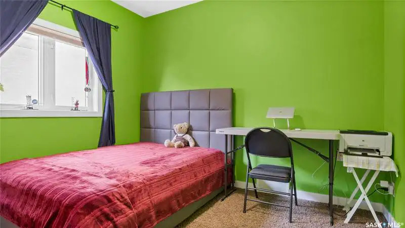 Willowgrove小区1676尺5房3卫错层独立屋出售，绝佳路段背靠农地美景，私密无遮挡视野，可赏极光。开放式设计，挑高尖顶，额外采光天窗，实木地板，大理石台面，主卧带步入衣柜独立洗手间带按摩浴缸，半地下室大窗户9尺层高，2房1超大活动厅。双车库带保温，大后院双层大露台。房屋 - 21