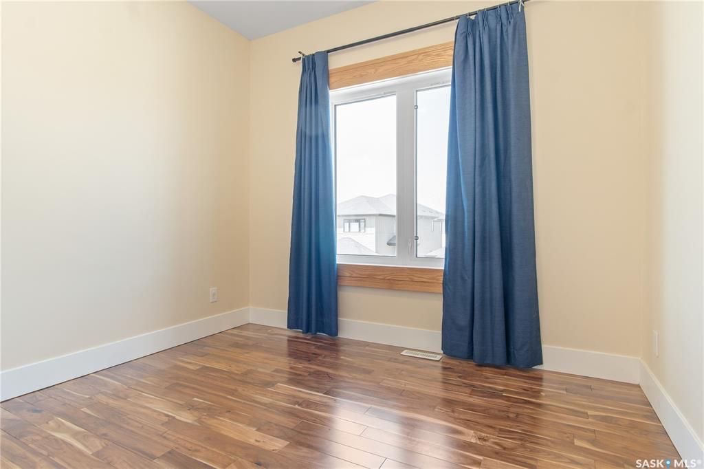 Aspen Ridge小区超大尺寸2016尺两层独立屋出售。好采光，保养如新，高档装修：9尺层高，实木地板，大理石台面，壁炉，不锈钢家电。主层有额外书房，二楼4个大卧室，地下室保温完成。带露台和独立双车库。挂牌价格：$499000。 有意请联系地产经纪Gary Gai 30634 - 20