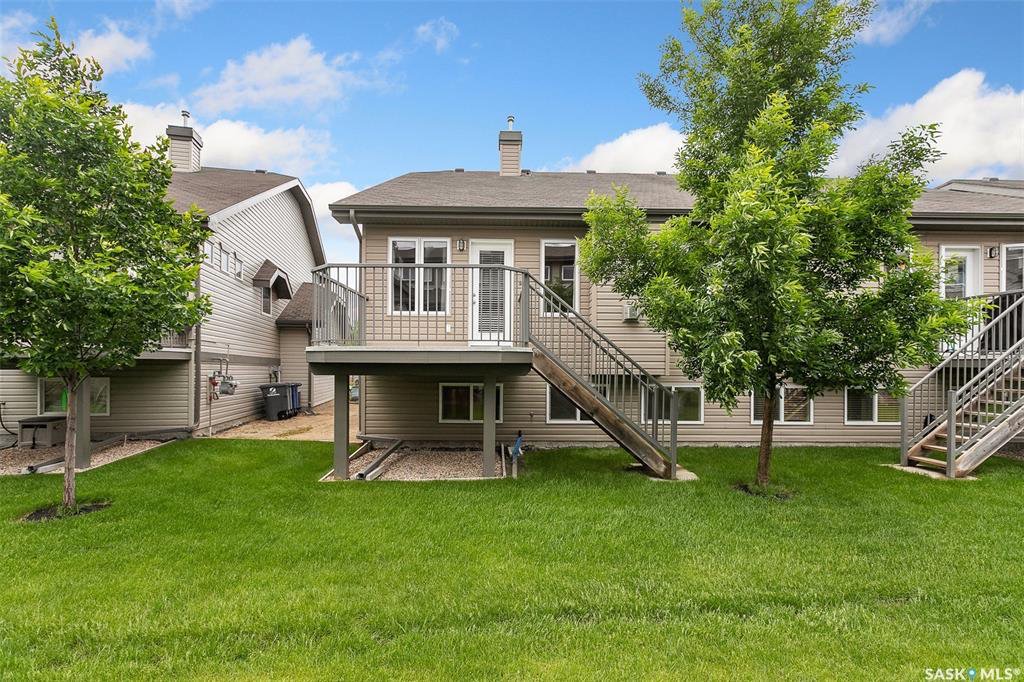 Willowgrove小区 3房3卫联排出售，步行100米 至小学，公园，附近购物，高中。边户，连房双车库外加双车位，一楼实木地板挑高顶开放厨房餐厅客厅，厨房理石台面配拐角储物间。二楼2大房间，半地下室大窗户一房/一厅一卫；大露台。安静封闭小区。房屋保养好 - 7