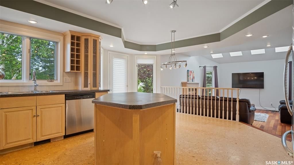 Lakeridge小区10810尺地块，2859尺4房4卫1书房独立屋出售。安静扇形内街。步行可达公园和学校。极好的采光，家里各处大量的窗户，和5个天窗。一楼两个客厅，挑高顶，半开放式大厨房， 书房（可做房间）二楼有4个大尺寸卧室，超大主卧，有步入式衣柜，主卧卫生间带按摩浴缸。 - 7