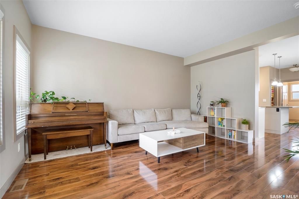 Evergreen小区核心路段2014年建1347尺4房4卫边户双车库联排别墅出售。房屋状况如新，可步行至小学和公园，近高中近购物。一楼客厅宽敞明亮，9英尺层高，高级复合板地板，全花岗岩台面，白色经典橱柜带阻泥，厨房不锈钢家电齐全。二楼洗衣房，超大主卧带完整洗手间和步入式衣柜。地 - 8