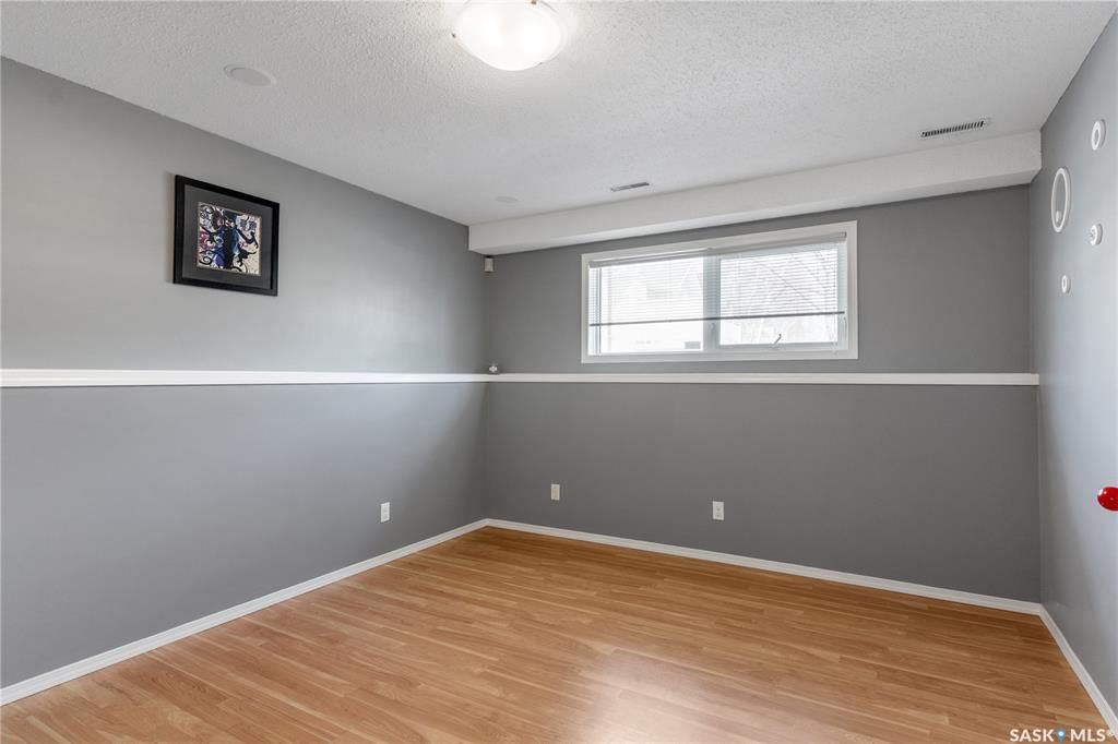 Wildwood小区错层边户联排出售。3房2卫连房子单车库外加室外双停车位，后院露台。主层挑高天花板，合成板地板，半地下室大窗户，近期更换高校锅炉和热水器。房屋保养优，采光好，近公园，学校，购物。挂牌价格 $305,000。详情联系地产经纪Gary Gai 盖王睿 3063413 - 20