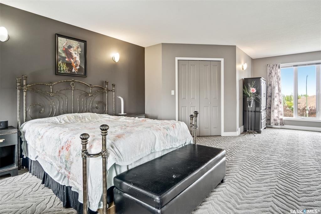 ERINDALE小区最佳路段大地块，2129尺4房4卫1书房独立屋出售。位于公园和湖的对面，步行可达学校。外观设计出彩，内部特色高级装修。一楼实木地板和瓷砖地板组合，挑高10尺层高，大客厅，大家庭厅，外加书房。开放式厨房，花岗岩台面，瓷砖背板，明火炉灶。二楼有3个大尺寸卧室，超大 - 9