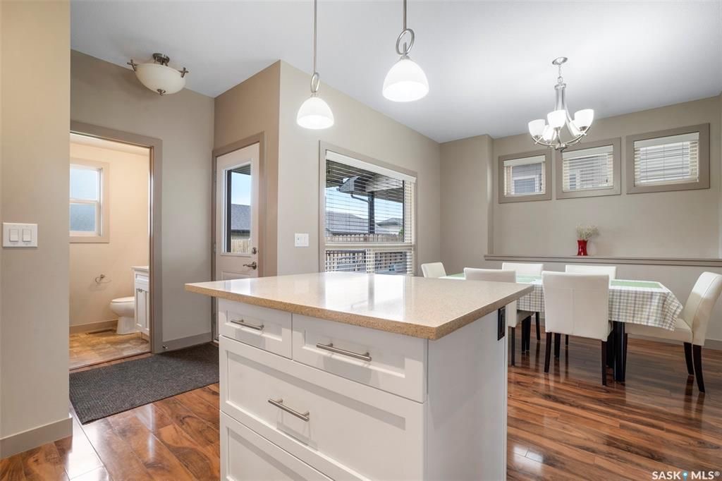 Evergreen小区核心路段2014年建1347尺4房4卫边户双车库联排别墅出售。房屋状况如新，可步行至小学和公园，近高中近购物。一楼客厅宽敞明亮，9英尺层高，高级复合板地板，全花岗岩台面，白色经典橱柜带阻泥，厨房不锈钢家电齐全。二楼洗衣房，超大主卧带完整洗手间和步入式衣柜。地 - 14