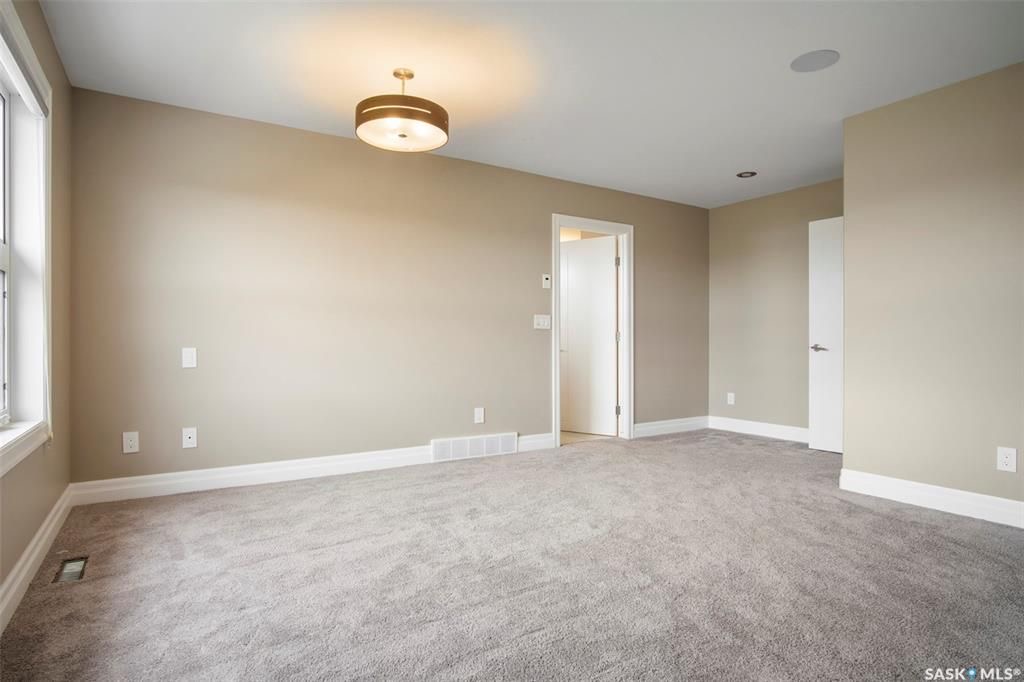 Rosewood小区2419尺现代风格2层独立屋出售。本地人业主，背靠公园绿地。3房3卫+1书房。顶级豪华装修：双向壁炉，软木地板，核桃木橱柜，大理石台面，全屋自动控制系统，主卧带5片豪华洗手间，二楼外加655尺超大阳台。位于小区最佳街区之一。挂牌价格：$829900。 有意请联 - 26