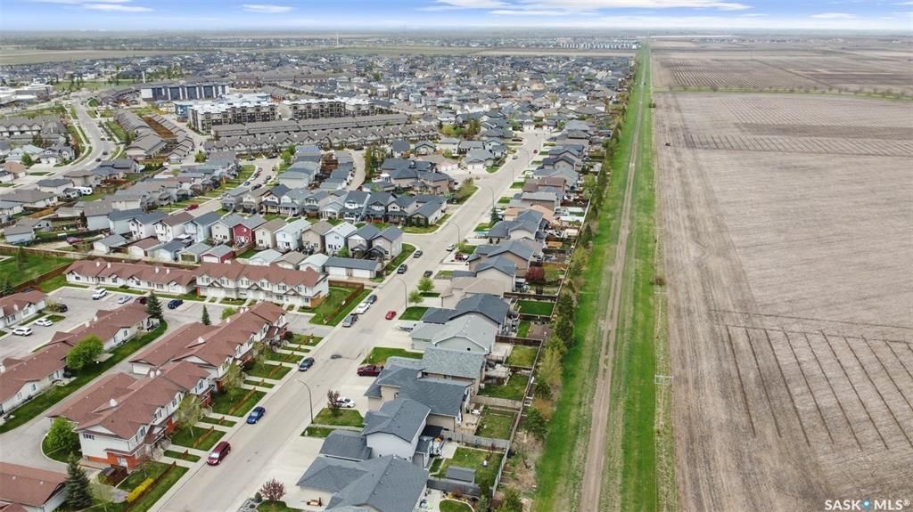 Willowgrove小区5房3卫错层独立屋出售，背靠农地美景，私密无遮挡视野。开放式设计，挑高尖顶，实木地板，枫木厨房带不锈钢家电和角柜，主卧带步入衣柜独立洗手间，半地下室多大窗户9尺层高，2房1超大活动厅外加豪华独立洗手间。双车库带保温，大后院大露台。房屋采光好，保养佳。挂牌 - 8