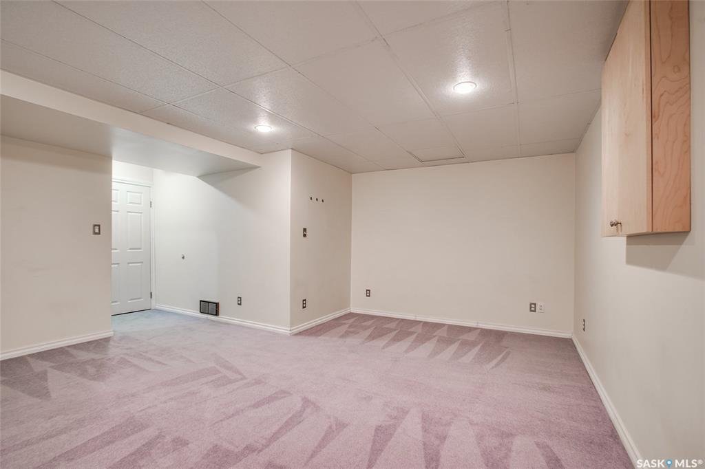 Erindale小区3室2卫联排，1207尺，可以步行至两所中学（St Joseph 和 Centennial 高中） 小学，商业购物方便。保养好，彩光好，地下室装修完工，带连房车库。开价$239000。 有意请联系地产经纪Gary Gai 3063413677 微信：gary3 - 8