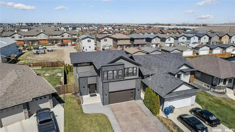 Willowgrove小区Blackrock建筑商两层4房4卫独立屋出售。位于小区安静私密钥匙扣路段，近小学，公园，购物。高档装修，三层窗户，实木地板，天然气石头装饰壁炉，枫木厨房大理石台面，升级洁具。二楼外加多功能厅。主卧带步入衣柜，豪华装修洗手间。地下室装修有一房一活动厅一卫 - 6