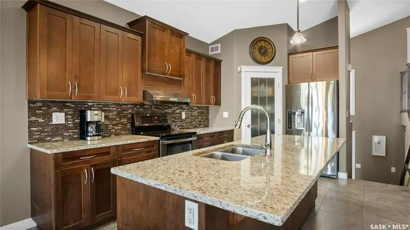 Willowgrove小区1676尺5房3卫错层独立屋出售，绝佳路段背靠农地美景，私密无遮挡视野，可赏极光。开放式设计，挑高尖顶，额外采光天窗，实木地板，大理石台面，主卧带步入衣柜独立洗手间带按摩浴缸，半地下室大窗户9尺层高，2房1超大活动厅。双车库带保温，大后院双层大露台。房屋 - 12