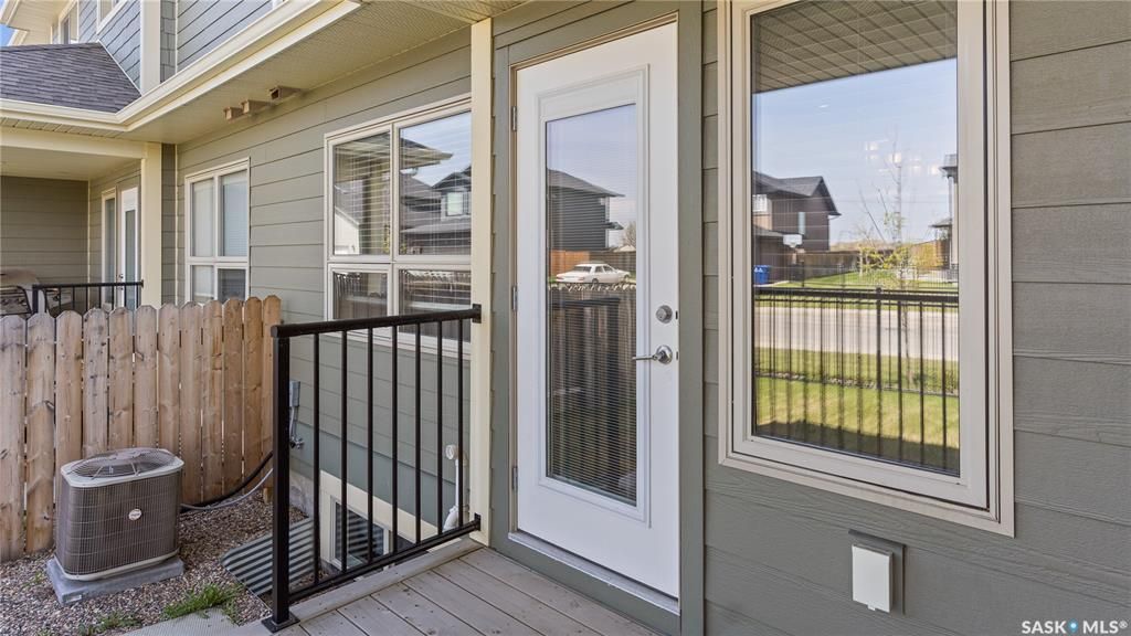 Willowgrove小区3房3卫，连体车库外加双车位，独立后院，联排出售。本地知名建商Riverbend，房屋保养如新。一楼9尺层高，高级复合地板，大理石台面，不锈钢家电。二楼3房2卫。主卧带独立洗手间和步入衣柜。地下室带2个窗户，未装修。后院另有独立带顶露台。位置步行至小学， - 20