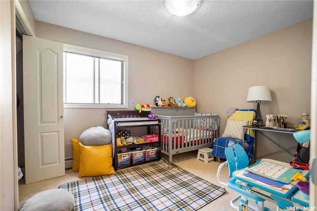 Wildwood小区核心路段3房2卫边户公寓出售，步行至8街购物，小学，公园，游泳馆，室内网球，图书馆。带大露台及储物间，双车位，枫木厨房大理石台面，明亮客厅带电子壁炉，主卧带独立洗手间。独立洗衣机烘干机（2022新换）。社区有健身房，壁球，桌球设施。可自住或投资。挂牌价格：$1 - 19