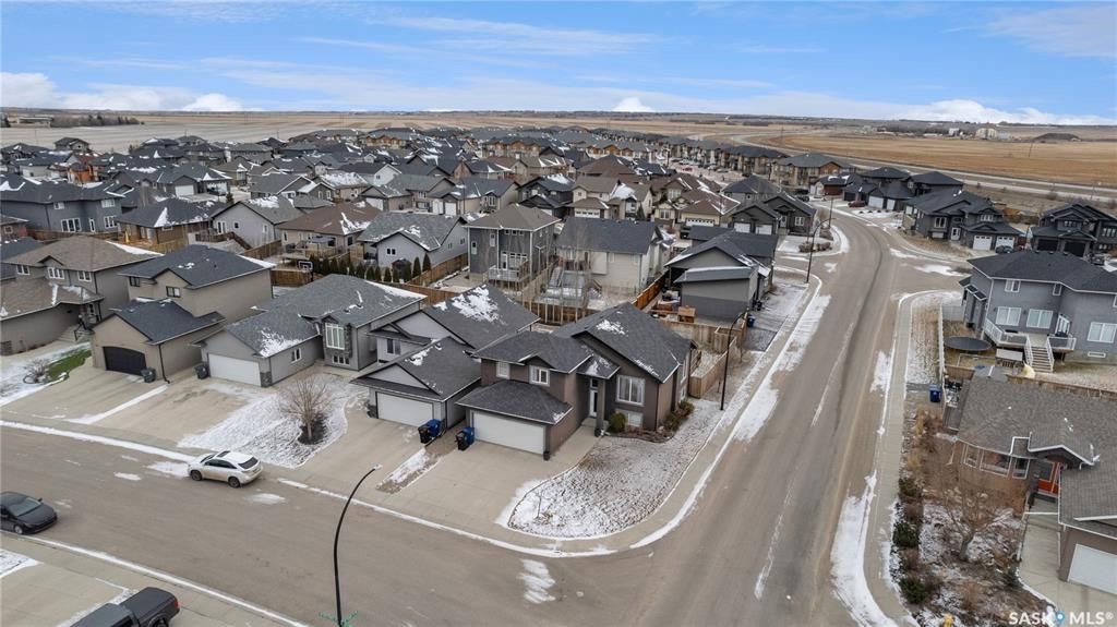 Willowgrove小区Royalty建商2010年建1284尺错层4室3卫独立屋出售。步行近公园，学校，购物。高档装修配置：挑高层高，实木地板，厨房大理石台面升级橱柜搭配背景墙砖，不锈钢家电。超大主卧带步入式衣柜，豪华洗手间全墙贴砖，带按摩浴缸。半地下室大窗户专业装修有1房1 - 5