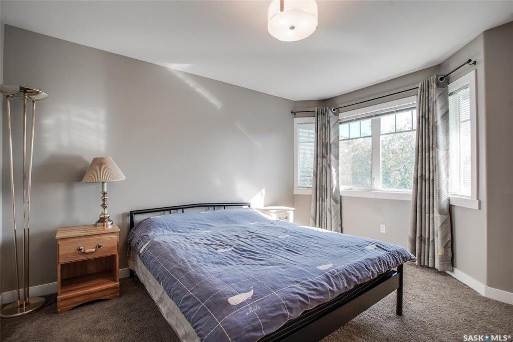 稀缺步行至8街成熟安静Holliston小区，推倒重建2013 年2083尺独立屋出售。4房3卫加1书房，成熟大地块，高档装修，开放式设计，大厨房，大理石台面，天然气壁炉，实木地板，多pvc窗户，免维护露台，连房子双车库，地下室保温层做好。挂牌价格 $569900。详情联系Roy - 6