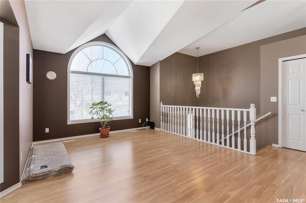 Wildwood小区错层边户联排出售。3房2卫连房子单车库外加室外双停车位，后院露台。主层挑高天花板，合成板地板，半地下室大窗户，近期更换高校锅炉和热水器。房屋保养优，采光好，近公园，学校，购物。挂牌价格 $305,000。详情联系地产经纪Gary Gai 盖王睿 3063413 - 8