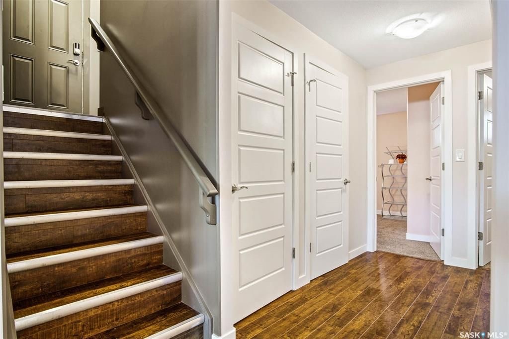 Holliston小区核心区域2012年建1625尺5房4卫半独立屋出售，步行可至学校,公园,8街购物。绝佳拐角边户，带双车库外加双车位，多窗户采光好。一楼9尺层高，双厅带实木地板，厨房大理石台面，枫木橱柜，不锈钢家电。二楼三个大卧室，主卧带独立洗手间全大理石洗手台面。地下室有独 - 18