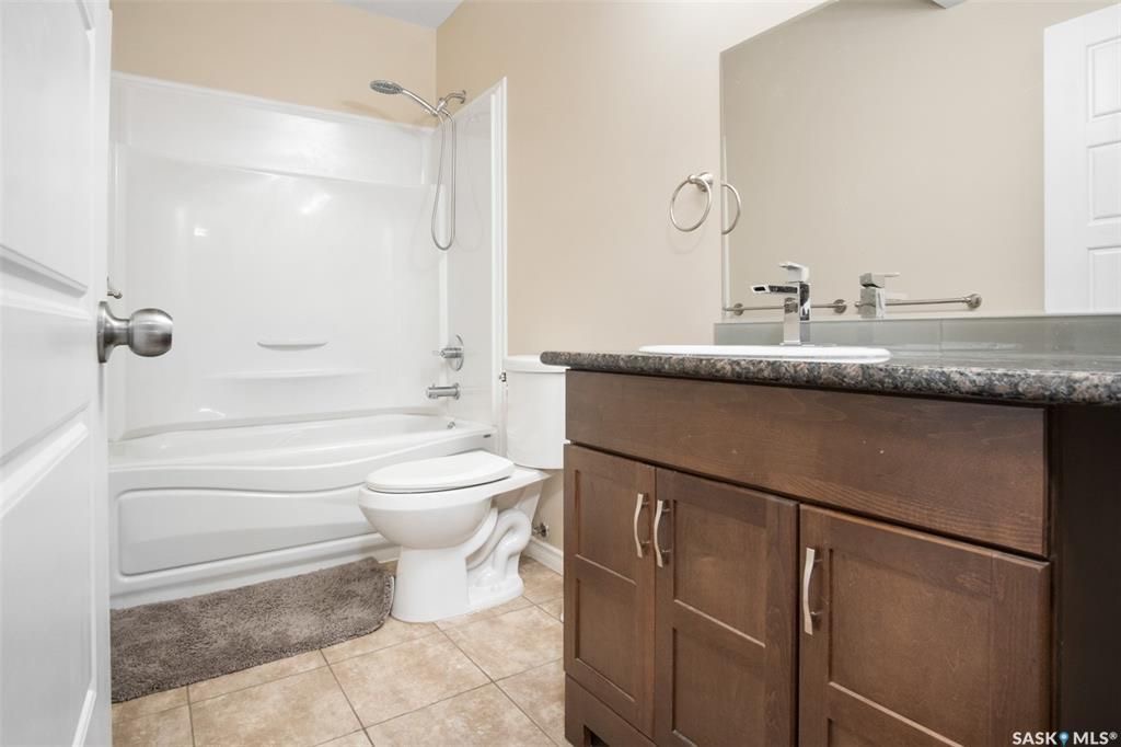 Stonebridge小区4房3卫错层独立屋出售。步行百米两所小学，购物，公园等一切设施。North Ridge建商，9尺层高，实木地板，升级封闭厨房（额外加多橱柜及台面，不锈钢家电）。多窗户采光好。主卧带独立洗手间和步入式衣柜。地下室9尺层高，超大窗户，明亮如地面，合成板地板， - 25