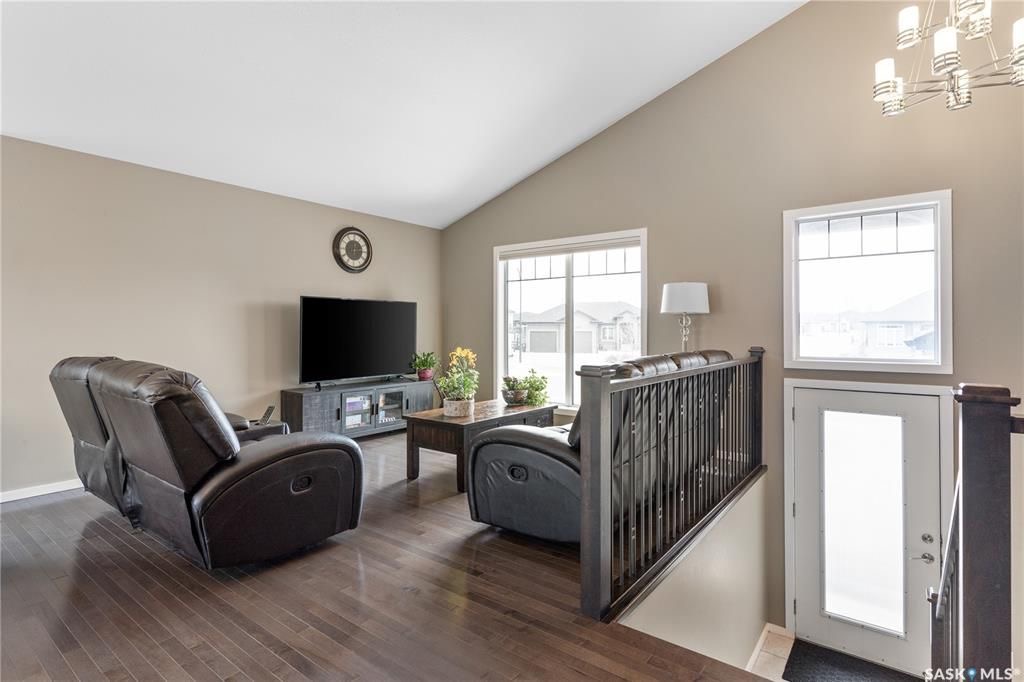 Willowgrove小区Royalty建商2009年建1324尺错层4室3卫独立屋出售。安静内街，步行近公园，学校，购物。高档装修配置：挑高层高，实木地板，厨房大理石台面升级橱柜搭配背景墙砖，不锈钢家电，新冰箱。超大主卧带步入式衣柜，豪华洗手间带按摩浴缸。半地下室大窗户专业装修 - 4