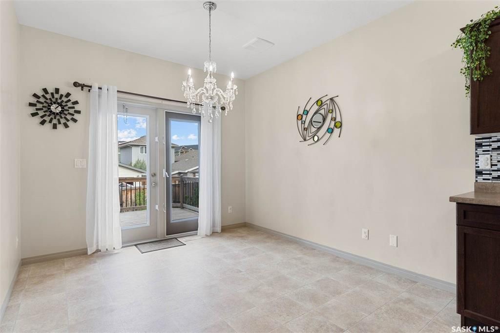 Stonebridge小区安静核心地段1144尺3房2卫平层独立屋出售。步行500米至两所小学，近公园，周边购物。2011年建一手房主保养如新。一楼调高层高，半开放设计，枫木橱柜，充足台面储物空间，2019年更换全新家电，三个大卧室主卧带独立洗手间双衣柜。私密后院有后巷，不紧靠邻 - 11