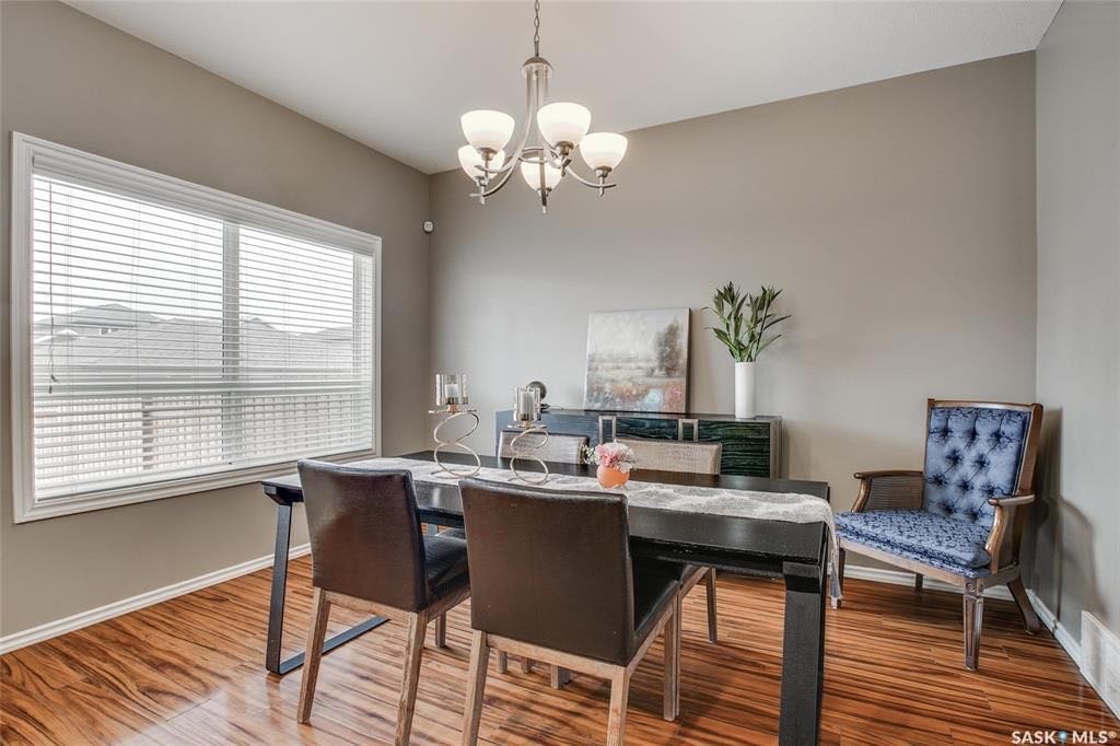 Willowgrove小区3房3卫联排出售。带独立私密小院，主卧带完整洗手间。步行百米小学，近高中，公园，购物。房屋保养佳采光好，高档装修：大理石台面，不锈钢家电，大尺寸房间，一车库一车位，地下室未装修。挂牌价格：$309900。详情请联系地产经纪Gary Gai 盖王睿 - 5