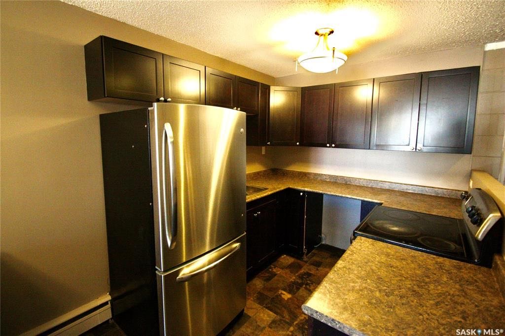 仅$139900！混凝土结构建筑 极为安静。7街顶层1室一厅一卫大尺寸823尺公寓出售。厨房，洗手间，地毯近期翻新。带独立洗衣房，带一个车位。步行至8街SuperStore购物等。挂牌价格：$139000。详情请联系地产经纪Gary Gai 盖王睿 3063413677 - 7