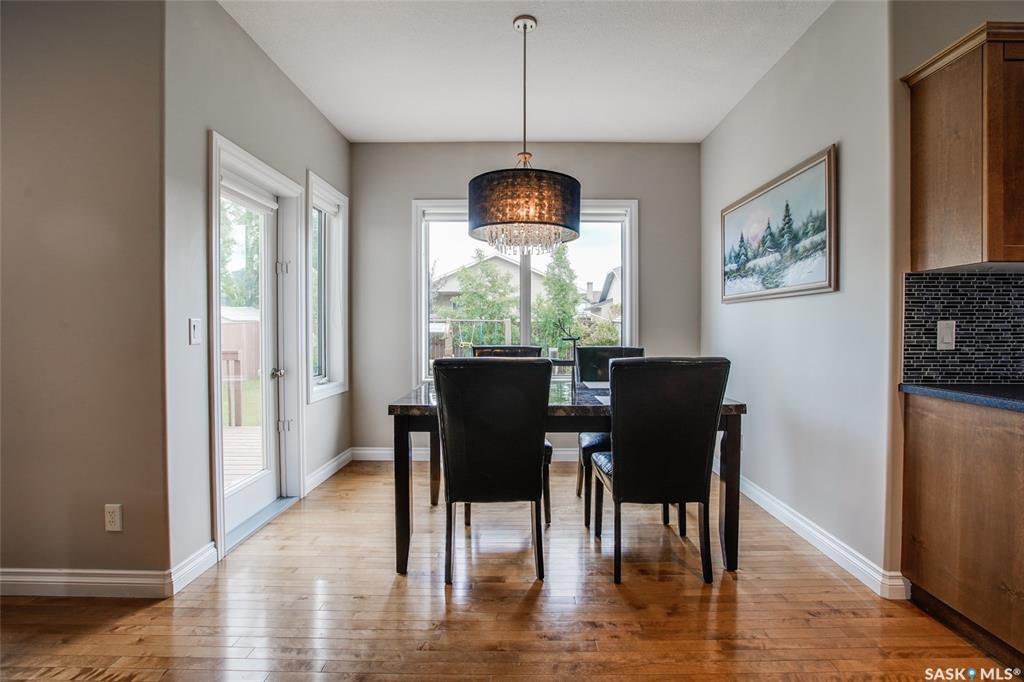 Willowgrove小区双层独立屋出售，位置处于小区中心最佳路段之一，安静宽敞街道，西人好邻居，可步行至两所小学及公园，同时也近附近商圈和两所高中（Centennial Collegiate 和 St Joseph High School）4房4卫 - 6