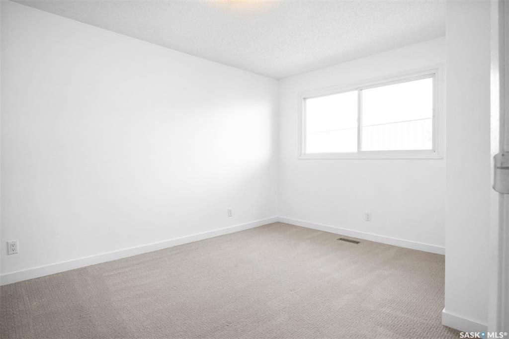 Wildwood小区错层结构3房2卫独立屋出售。位置优越，步行至Central Mall ，8街购物，学校，公园。全新刷漆，更新枫木厨房，更新窗户，屋顶瓦片，洗手间翻新。私密成熟大后院，连房子单车库外加双车道停车。房屋格局采光好。挂牌价格：$379000。详情请联系地产经纪Gar - 16