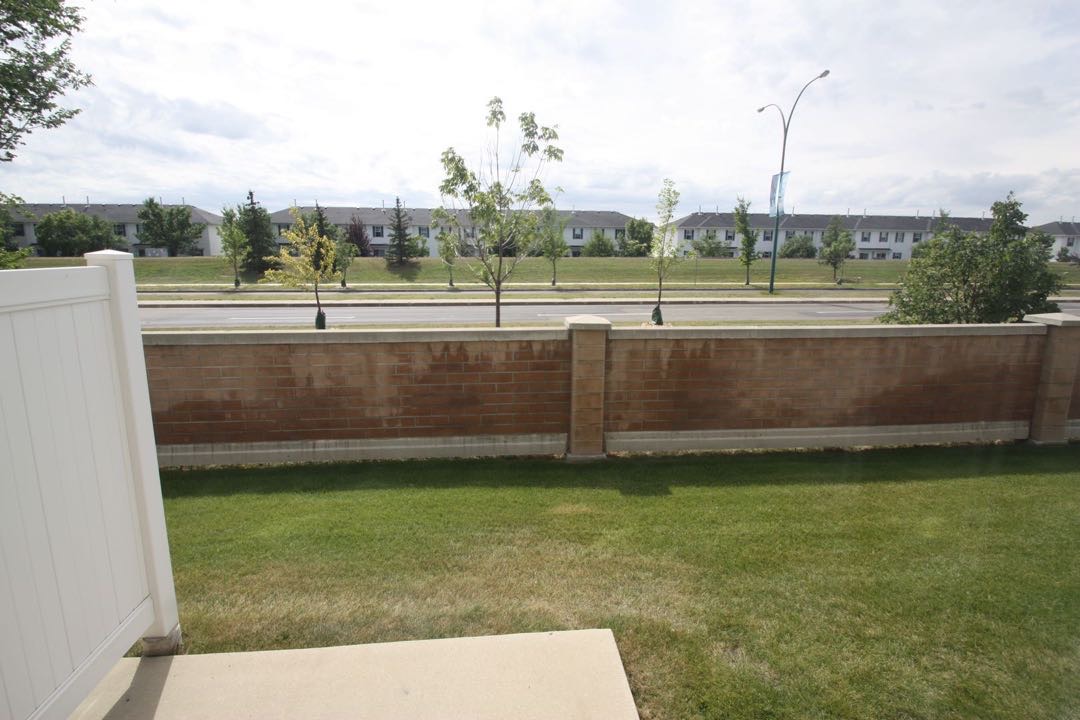 Briarwood小区3房3卫联排屋出租，地下室完全装好。带连房子单车库外加一个室外车位。2003年建，约1250尺。带部分基本家具。$1650/月 包水，物业包除草除雪。一年起租，不分租，不抽烟，不养宠物。希望租客干净整洁守信讲理。有意请联系 Gary 3063413677 微 - 9