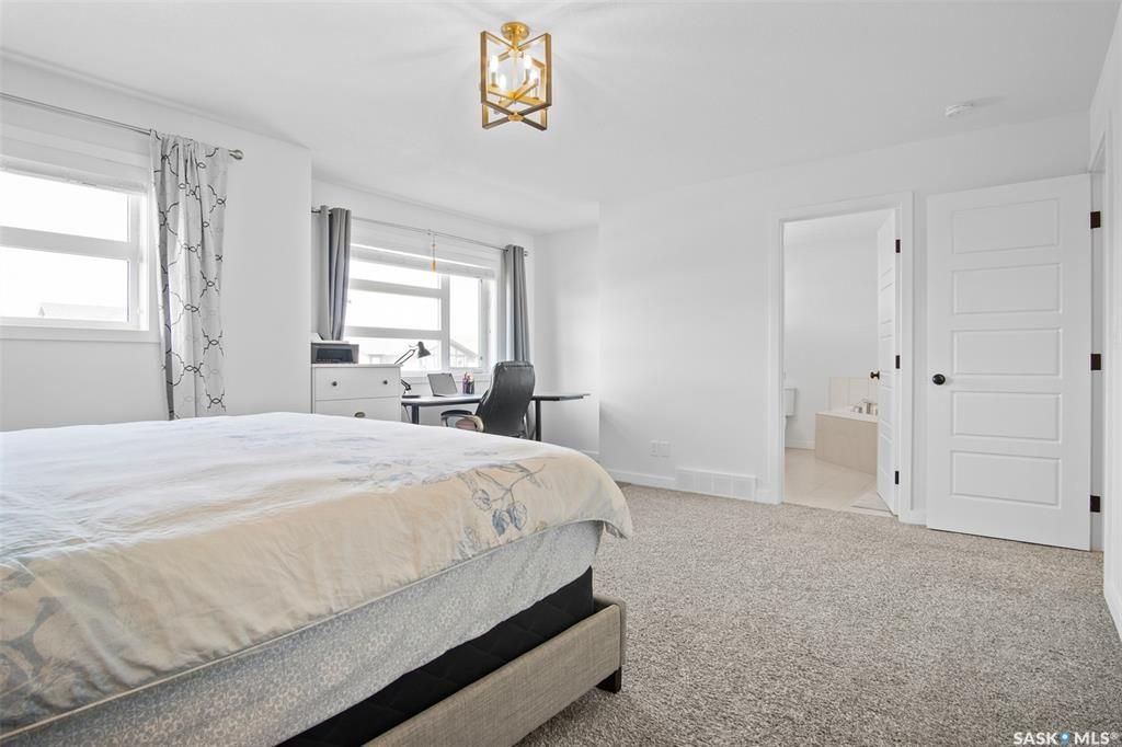 Brighton小区2019年建近2000尺4房4卫独立屋出售！院子私密不靠邻居，步行至公园，购物，及未来规划小学。1 楼9尺层高，带独立书房，开放式设计客厅带壁炉，厨房大理石台面，背景砖，高级不锈钢家电，带独立角柜。大窗户好朝向好彩光。二楼3个大卧室外加超大多功能厅，大主卧带步 - 20