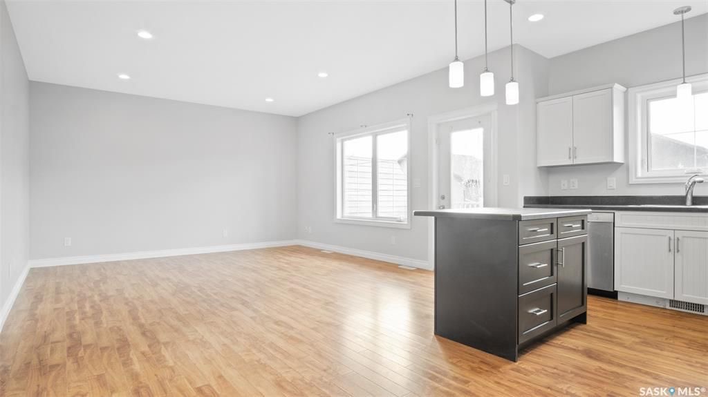 Evergreen小区2014年建3房3卫1书房大尺寸1804尺联排出售。带独立院子及连体车库。房屋特点：一楼书房，9次层高，新合成板地板，枫木厨房带不锈钢家电，客厅大窗好采光，二楼3个大卧室，主卧带步入式衣柜外加独立洗手间浴缸双洗手台。地下室未装修，高层高，带大窗户。房屋全新刷 - 12