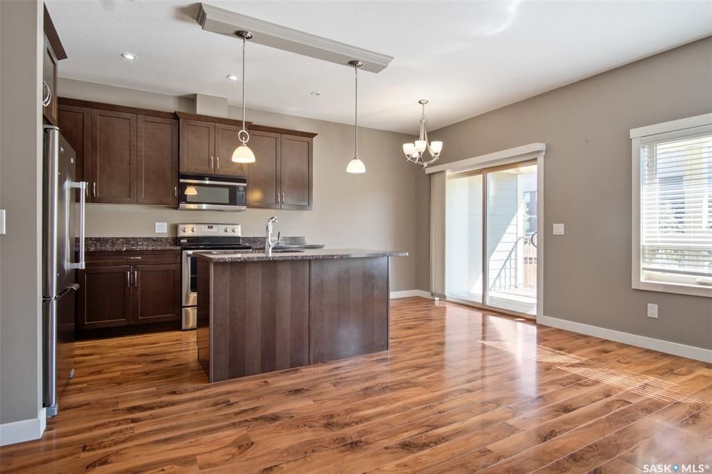 Willowgrove小区2013年建1360尺4房4卫联排别墅出售。房屋年代新，高档社区，整体保养得当。交通便利，可步行至两所学校和公园，近购物中心。房子是边户，一楼自然光充足，客厅宽敞明亮。一层9英尺挑高，高级复合板地板，全花岗岩台面，枫木橱柜，厨房设备齐全。二楼洗衣房，超大 - 5