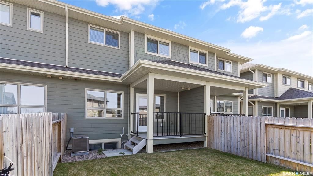 Willowgrove小区3房3卫，连体车库外加双车位，独立后院，联排出售。本地知名建商Riverbend，房屋保养如新。一楼9尺层高，高级复合地板，大理石台面，不锈钢家电。二楼3房2卫。主卧带独立洗手间和步入衣柜。地下室带2个窗户，未装修。后院另有独立带顶露台。位置步行至小学， - 23