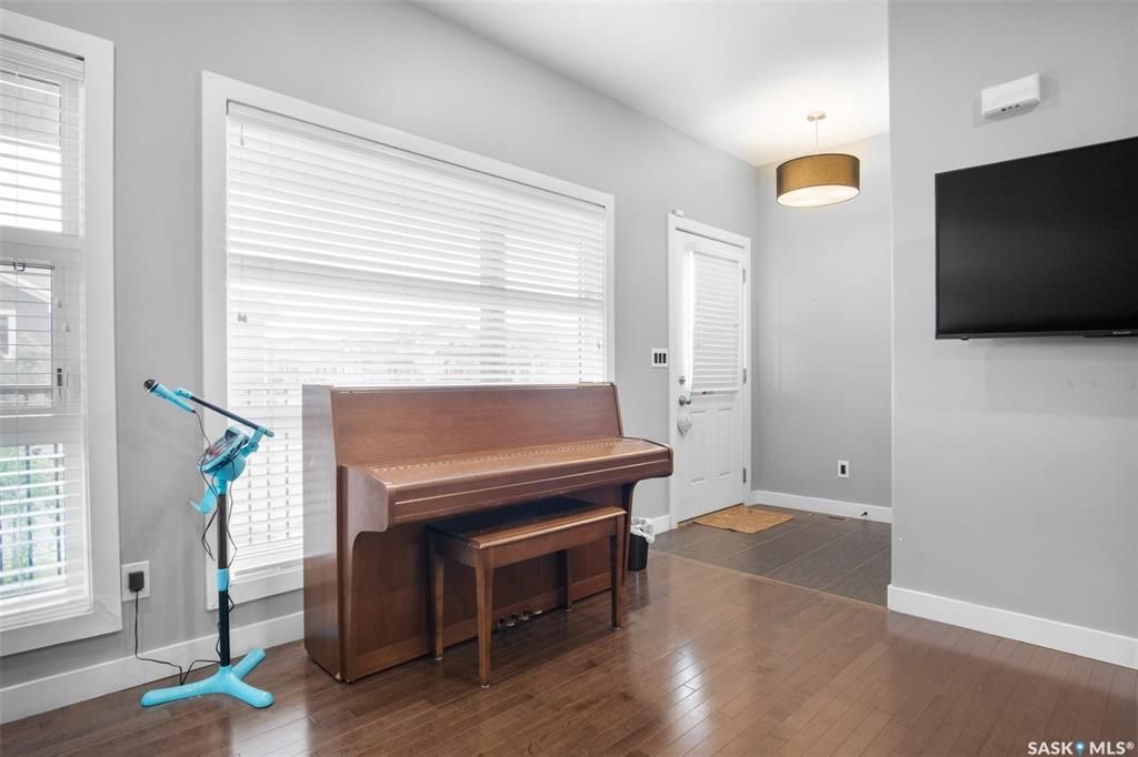 EVERGREEN小区2012年1265尺4房3卫双层独立屋出售。房屋位置佳，步行可达两所学校，公园购物，近高中，周围生活设施齐全。外墙采用石材装饰，一楼实木和瓷砖地板。客厅大窗户好彩光。厨房中岛大理石台面，全部不锈钢设备，多橱柜，带角柜，储物空间足。二楼三间全尺寸卧室。主卧外带 - 7