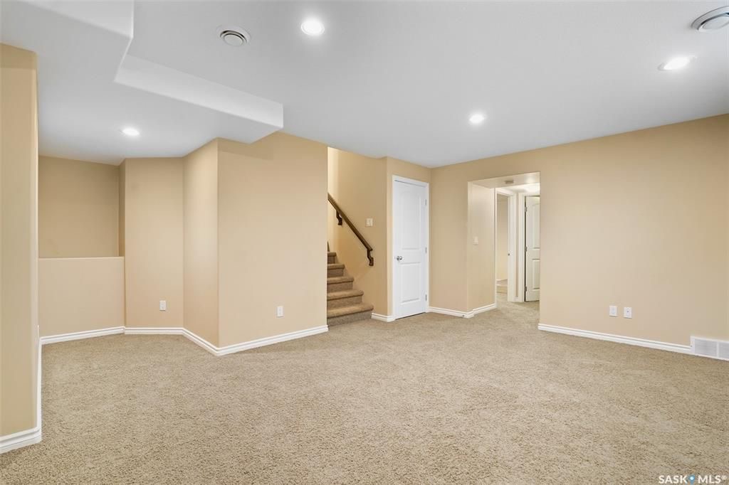 Stonebridge小区4房3卫独立屋出售。面对小学公园好景色。1464尺大空间开放式设计，枫木橱柜，不锈钢家电，收纳角柜，2 楼3个大卧室，主卧带独立洗手间。地下室完全装修有1房间1大活动厅。大后院带独立露台，双车库。另有中央空调，中央吸尘，加湿器，换风系统，垃圾粉碎机，前露 - 18