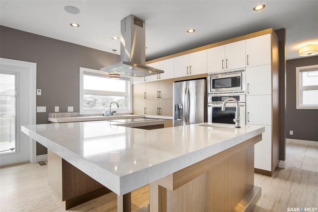 Rosewood小区2419尺现代风格2层独立屋出售。本地人业主，背靠公园绿地。3房3卫+1书房。顶级豪华装修：双向壁炉，软木地板，核桃木橱柜，大理石台面，全屋自动控制系统，主卧带5片豪华洗手间，二楼外加655尺超大阳台。位于小区最佳街区之一。挂牌价格：$829900。 有意请联 - 21