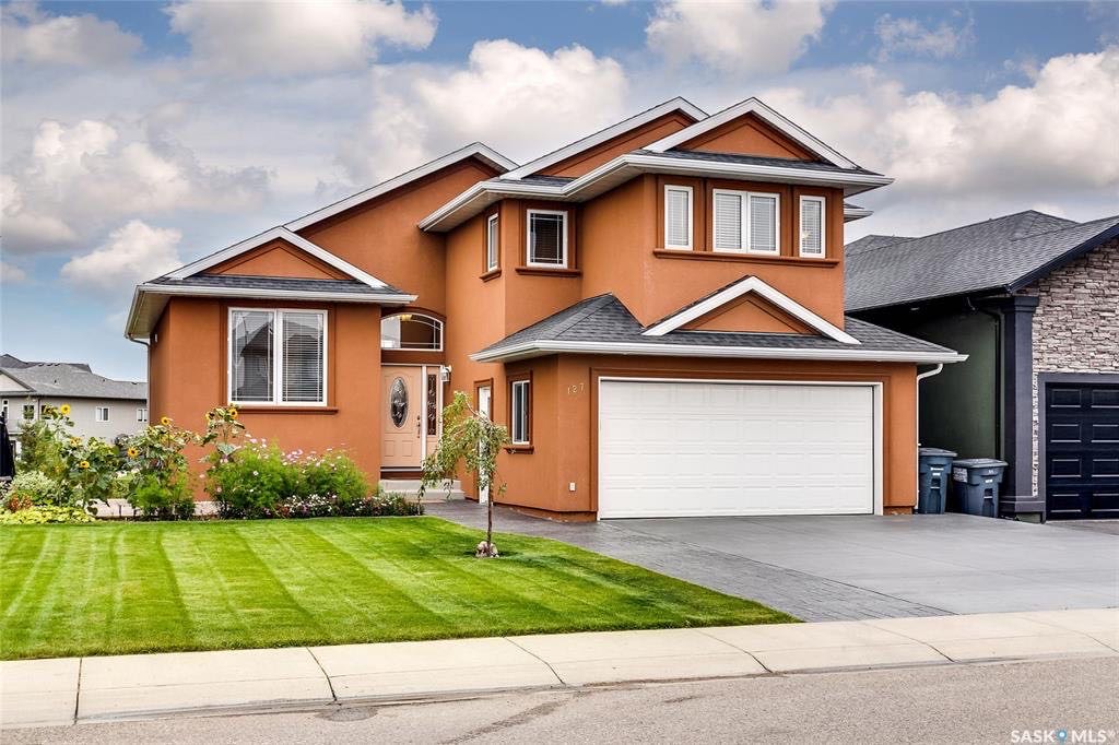 Willowgrove小区背靠公园地下室步出式独立屋1600尺（不含地下面积），前后安静，全景大窗，全天好采光。层高挑高。5房4卫外加1书房，大地块。大露台私密院子保养佳。挂牌价格：$609000。详情请联系地产经纪Gary Gai 盖王睿 3063413677 - 3