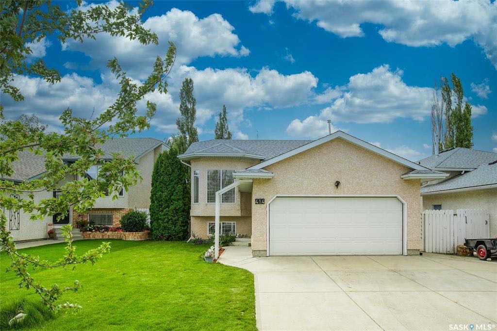 Arbor Creek小区 Bi Level 错层独立屋出售。位置安静便利近公园，小学，百年高中。挑高顶，多窗户大客厅，4房3卫。地下室完全装修，大窗户，大活动厅。新换瓦片，全新刷漆，新不锈钢家电。 另有独立私密后院和连房子双车库车库。挂牌价格 $399000。详情联系Royal - 4