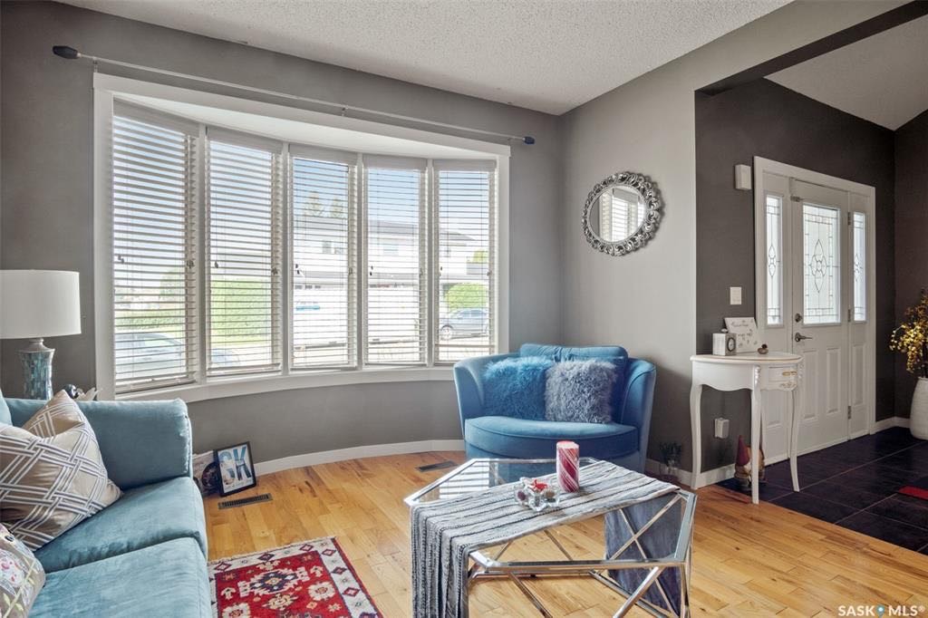 LAKEVIEW小区2390尺5室4卫双层独立屋出售。位于安静核心街区，步行百米至小学，近公园购物交通便利。高品质装修，实木地板，翻新厨房橱柜，全花岗岩台面，双客厅（前厅后厅宽敞），双餐厅（含正餐厅）。私密大后院装有阶梯式大露台。二楼四间大卧室，主卧带超大独立步入衣帽间，大浴室带 - 5