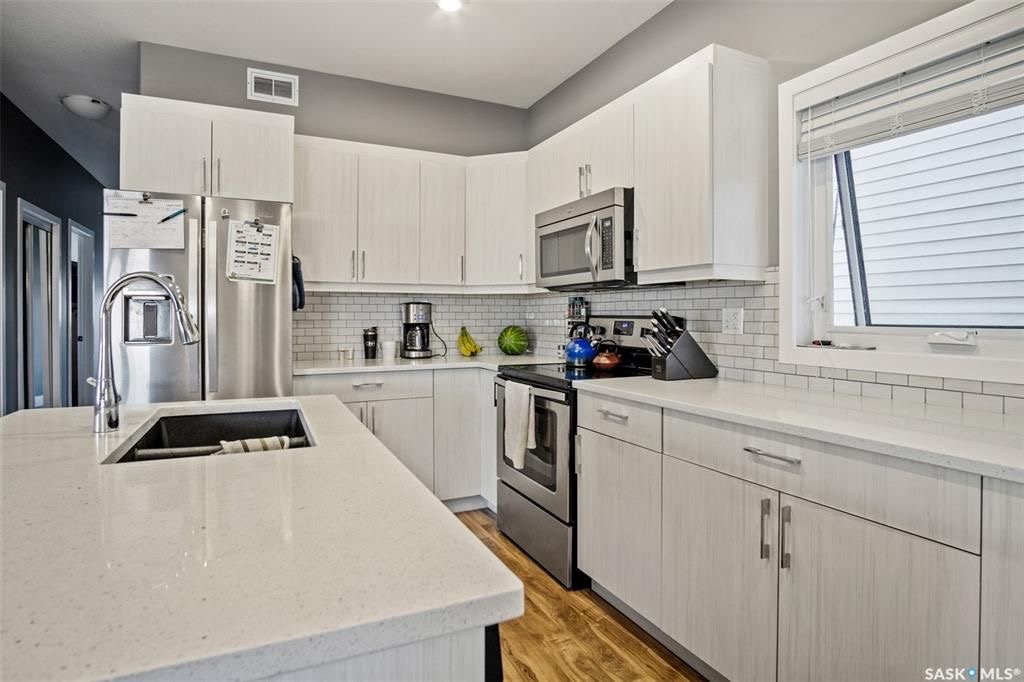 Aspen Ridge小区1165尺错层独立屋出售，本地西人业主，6房3卫，半地下室大窗带合法出租1厨1厅 2房间1卫分电表，独立出入独立洗衣烘干，独立热水器换风系统，另有1大厅或者房间用于主层住户使用，高档装修，全屋9尺，大理石台面，升级厨柜，双车库，拐角地块多停车位，带顶露台 - 13