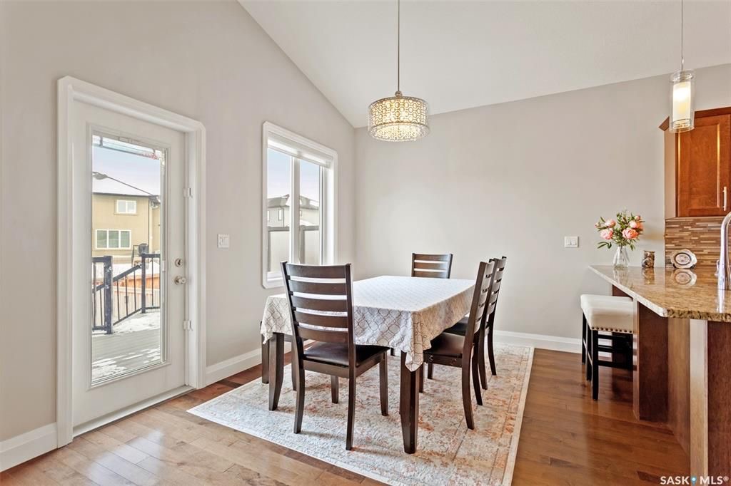 Evergreen 小区1477尺2013年建5房3错层独立屋出售，位置便利近两所小学，附近高中，购物广场。挑高天花板，实木地板，厨房不锈钢设备。主卧步入式衣橱，一楼和地下室层高均为9 feet，地下室装修有两房，一个大家庭厅，一卫。大院子连房子双车库。其他升级设备有，加湿器，中 - 7