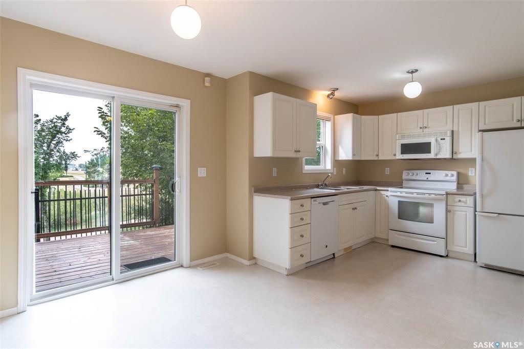 Lakewood小区2003年建3室2卫联排，背靠公园和湖景优美 ，私密大露台，实木地板，有空调。可以步行至附近商业购物方便，近小学。全新刷漆，保养状况好，带两个停车位。地下室未装修。开价$229000。 有意请联系地产经纪Gary Gai 3063413677 微信：gar - 7