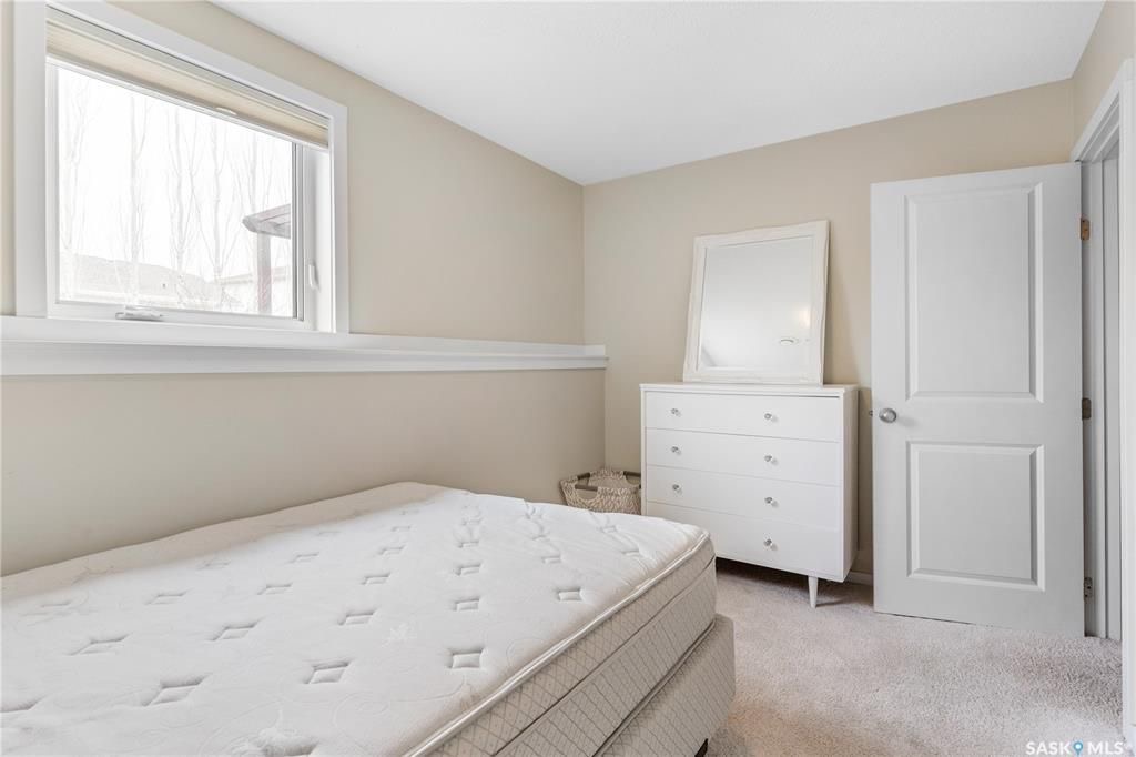 Willowgrove小区Royalty建商2009年建1324尺错层4室3卫独立屋出售。安静内街，步行近公园，学校，购物。高档装修配置：挑高层高，实木地板，厨房大理石台面升级橱柜搭配背景墙砖，不锈钢家电，新冰箱。超大主卧带步入式衣柜，豪华洗手间带按摩浴缸。半地下室大窗户专业装修 - 23