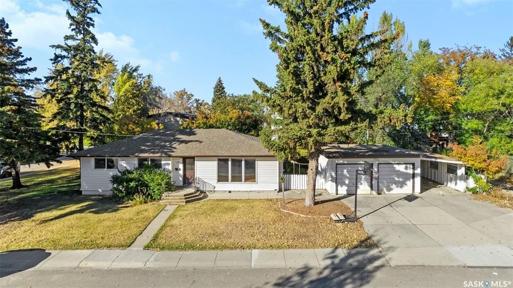 绝佳好位置Greystone Heights小区，步行至大学，8街购物等设施。大尺寸1310尺4房4卫平层独立屋出售。占地7326尺大地块，原橡木地板，客厅带天然气壁炉，好彩光，主卧带独立洗手间，地下室带独立出入口，完整装修有一个多功能厅带水吧台，独立书房，一个大窗户卧室，另有2 - 6