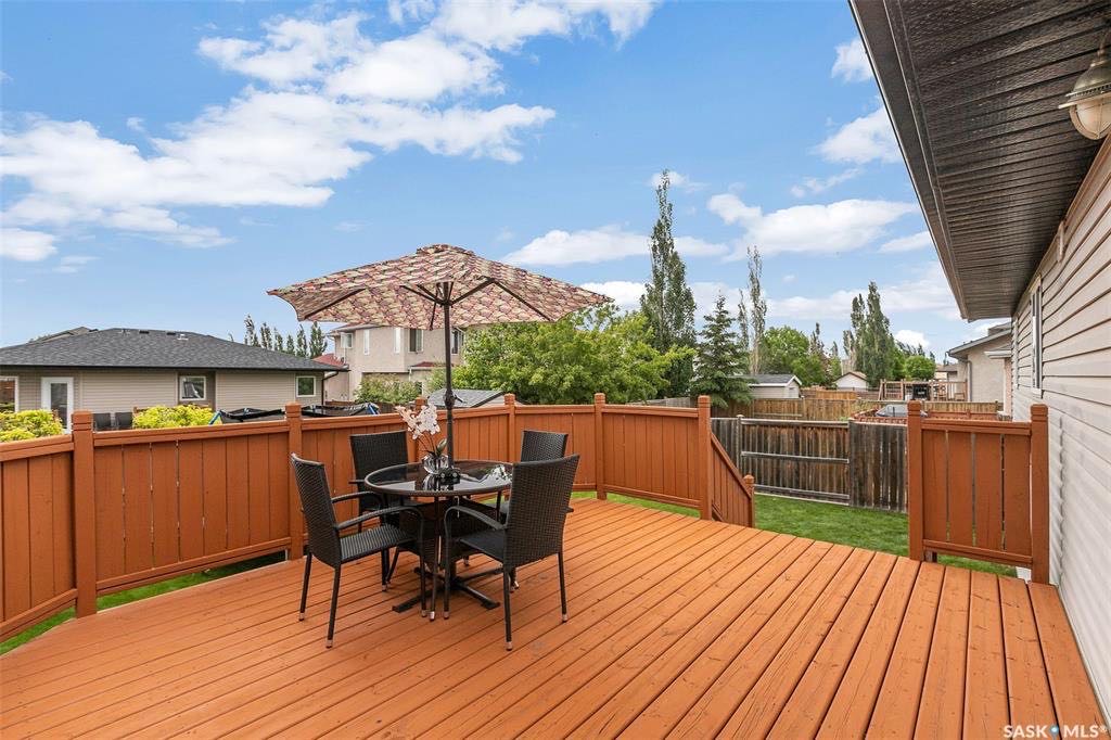 Willowgorve小区2005年建，接近1200尺错层独立屋出售，近Willowgrove小学，近St Joseph 和Centennial百年高中。共4房3卫（半地下有一办公室带窗户可用于第五个房间如果需要）。一楼挑高顶设计，主卧带完整洗手间，半地下大窗户 - 7