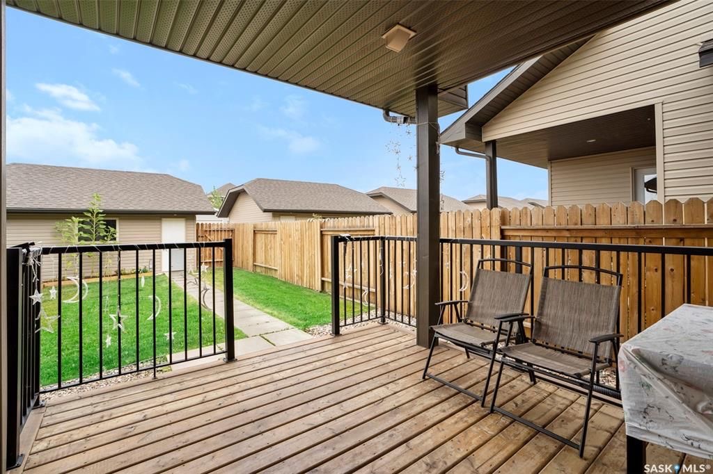 Evergreen小区核心路段2014年建1347尺4房4卫边户双车库联排别墅出售。房屋状况如新，可步行至小学和公园，近高中近购物。一楼客厅宽敞明亮，9英尺层高，高级复合板地板，全花岗岩台面，白色经典橱柜带阻泥，厨房不锈钢家电齐全。二楼洗衣房，超大主卧带完整洗手间和步入式衣柜。地 - 20