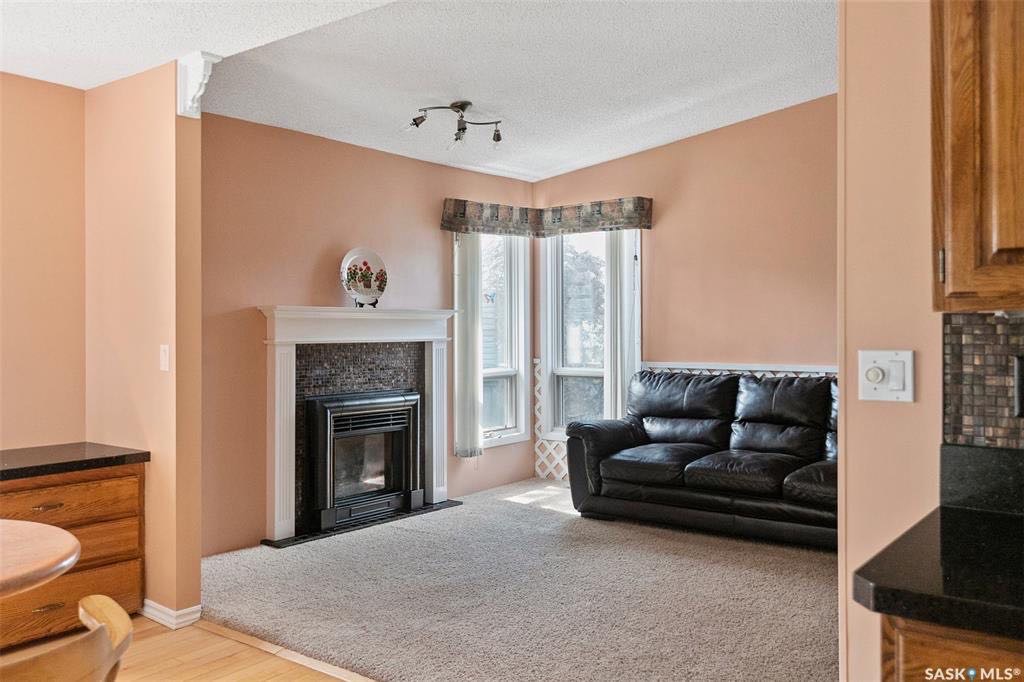 2042尺大面积独立屋位于Eastview小区最优路段之一，近小学和market mall购物。5房3卫，房屋保养状况极好多窗好采光，房屋大件近期都已更新升级室外私密成熟大院子外加单车库多车道。有意请联系地产经纪盖王睿Gary Gai 3063413677 微信gary3677 - 6