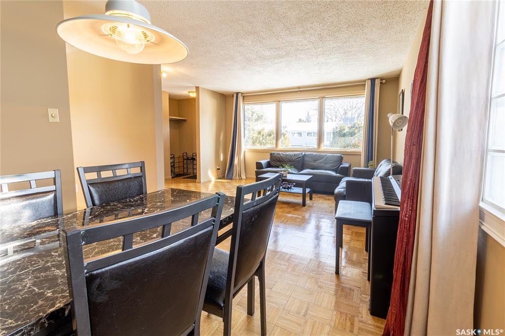 Greystone Park 完全更新独立屋5房2卫出售。大地双车库，实木地板，升级卫浴，更新窗户，瓦片，锅炉，热水器，独立出入口地下室大窗户/步行小学，8街，superstire购物。开价：$359000 有意请联系地产经纪Gary Gai 3063413677 微信：gary - 6