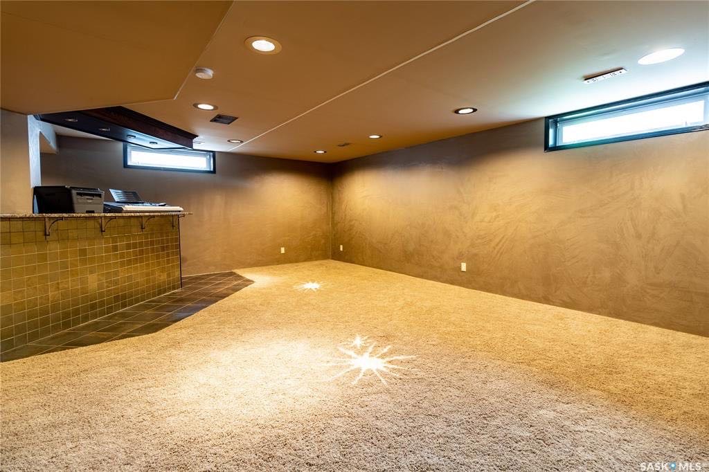 Arbor Ceek小区2001年建 1677尺 3房4卫独立屋出售，近公园，附近购物，高中。一楼开放式厨房餐厅客厅；二楼3房两卫，主卧带洗手间，地下室装修有一大厅一卫；双车库，设备：新风系统。 新换瓦片。挂牌价格：$459900。详情联系Royal LePage地产经纪Gary - 7