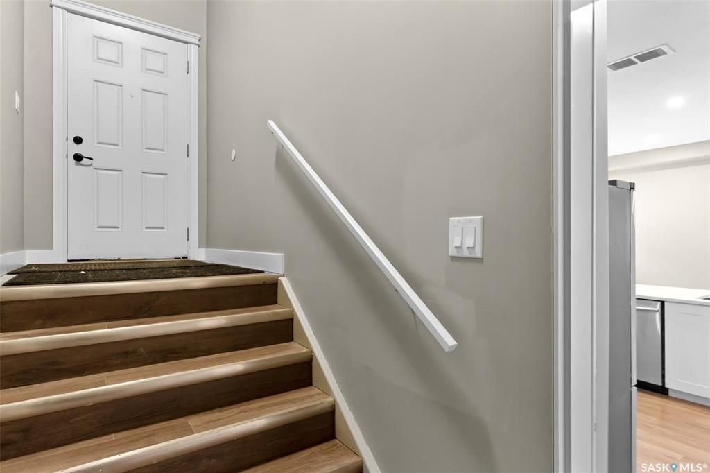 Evergreen小区近1500尺Jaylin Homes建商错层独立屋出售，5房3卫2书房，半地下室带合法出租2房1厅1厨1卫分电表，独立出入独立洗衣烘干，另有1房1厅1书房空间用于主层住户使用，高档装修，连房加大尺寸双车库，超大扇形地块，免维护带棚露台，三层窗户。主层9尺高天 - 17