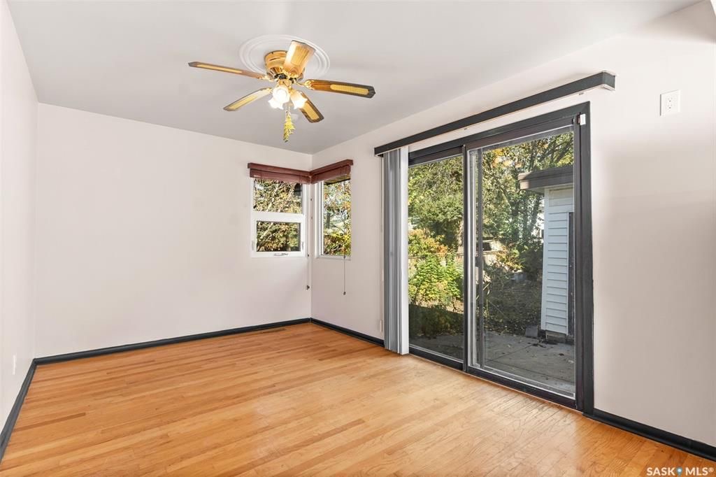 绝佳好位置Greystone Heights小区，步行至大学，8街购物等设施。大尺寸1310尺4房4卫平层独立屋出售。占地7326尺大地块，原橡木地板，客厅带天然气壁炉，好彩光，主卧带独立洗手间，地下室带独立出入口，完整装修有一个多功能厅带水吧台，独立书房，一个大窗户卧室，另有2 - 14